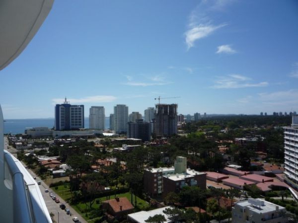 Magnifico Pent House en alquiler con vistas a la Playa Brava y entorno.